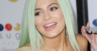 Eddig tartott Kylie Jenner szőkesége - pisztácia színre váltott