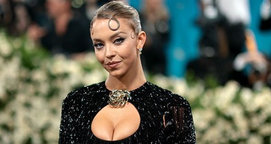 Ez a férfi rabolhatta el Sydney Sweeney szívét, romantikus randevún kapták őket lencsevégre