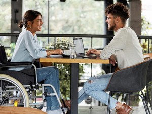 „Nem hibáztam, csak önmagam adtam - a kerekesszékemmel együtt” - Mennyivel fáj jobban a visszautasítás, ha hátrányból indulsz?