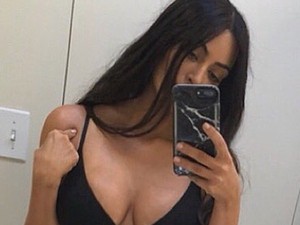 Kim Kardashian feneke meghajlította a teret! Újabb csúnya Photoshop-baki...