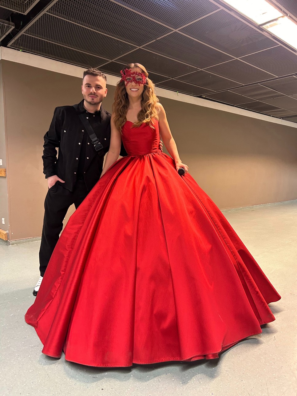 Ruzsa Magdi a koncertje előtt a Demeter Richárd tervezte mesés báliruhában