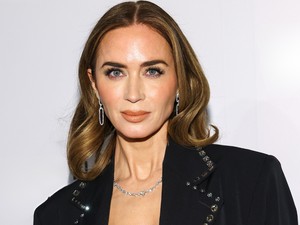 Emily Blunt a világ legkifinomultabb meztelenszoknyájában tündököl, aprócska gyöngyök takarják a testét