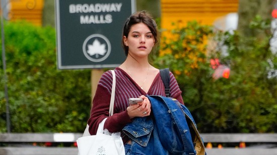  18 éves Surie Cruise úgy fest a báli ruhájában, mintha csak Katie Holmes klónja lenne