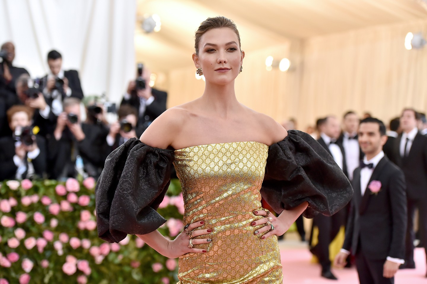 Karlie Kloss 2019-ben egy arany mini ruhát viselt fekete puffos ujjakkal, amit ő maga is úgy kommentált: "Ez is elég camp, nem?".