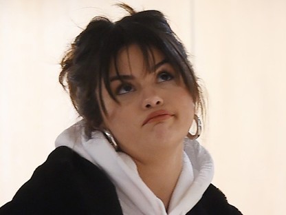 A Télapónak nincs akkora puttonya, mint amekkorát Selena Gomez cipel