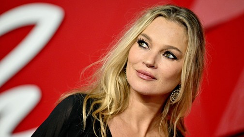 Az 50 éves Kate Moss bebizonyította, hogy nem csak a húszéveseké a meztelenruha