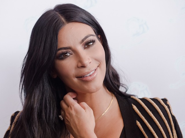 Kim Kardashian smink nélkül sétálgat az utcán, és sokkal szebb így