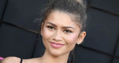 Igen, Zendaya olívabogyónak öltözött, és elképesztően jól áll neki a buborékszoknya