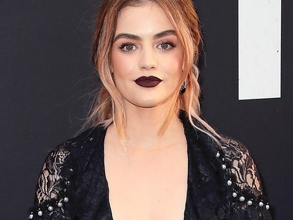 Elképesztő hasonlóság: Lucy Hale hirtelen Selena Gomezzé változott