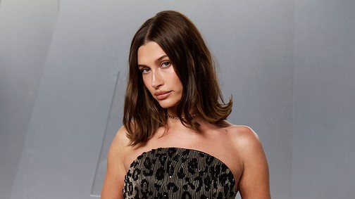 Hailey Bieber teljesen meztelenül pózol a címlapon, ilyen merész fotó még sosem készült róla