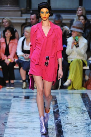 Vivienne Westwood új kollekciójával a klímaváltozás hatásaira hívja fel a figyelmet