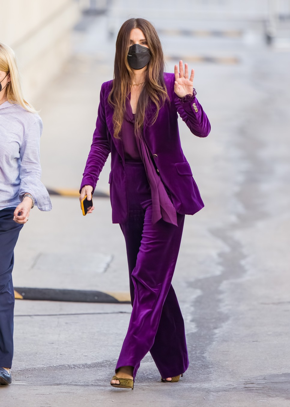 Sandra Bullock visszatért a vörös szőnyegre, és ÚRISTEN, milyen jól néz ki!