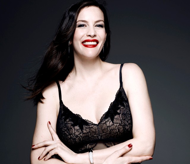 Liv Tyler ledobta a ruháit a Triumph-nak, és élete legszexibb fotói készültek róla