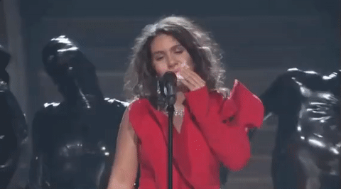 A színpadon törölte le sminkjét, és vett utcai ruhát - ez volt az MTV VMA történetének egyik legzseniálisabb fellépése