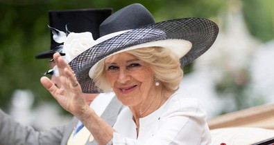 Hoppá! Kamilla királyné nyilvánosan flörtölt egy férfival, aki nem a férje