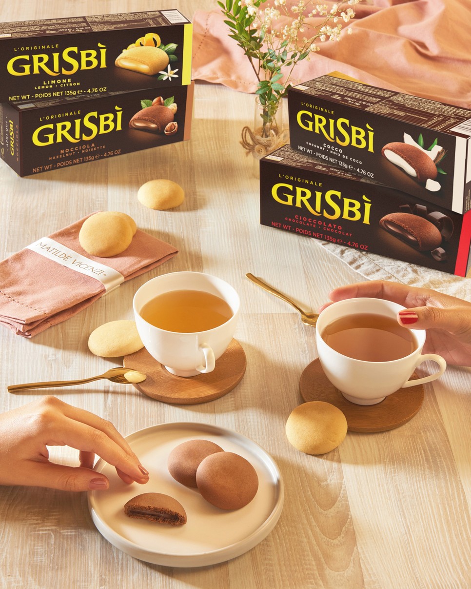És mert a Vicenzi pontosan érti, hogy a modern nő étkezési szokásai sokszínűek, a Grisbì ma már glutén- és laktózmentes változatokban is elérhető: citromos és duplacsokis verzióban.