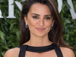 Atyaég! Penélope Cruz igazi végzet asszonya ebben a ruhában!