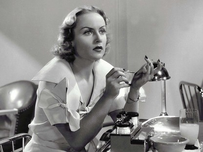 Így távolítsd el otthon a gél lakkot, ha nem tudsz elmenni a körmösödhöz