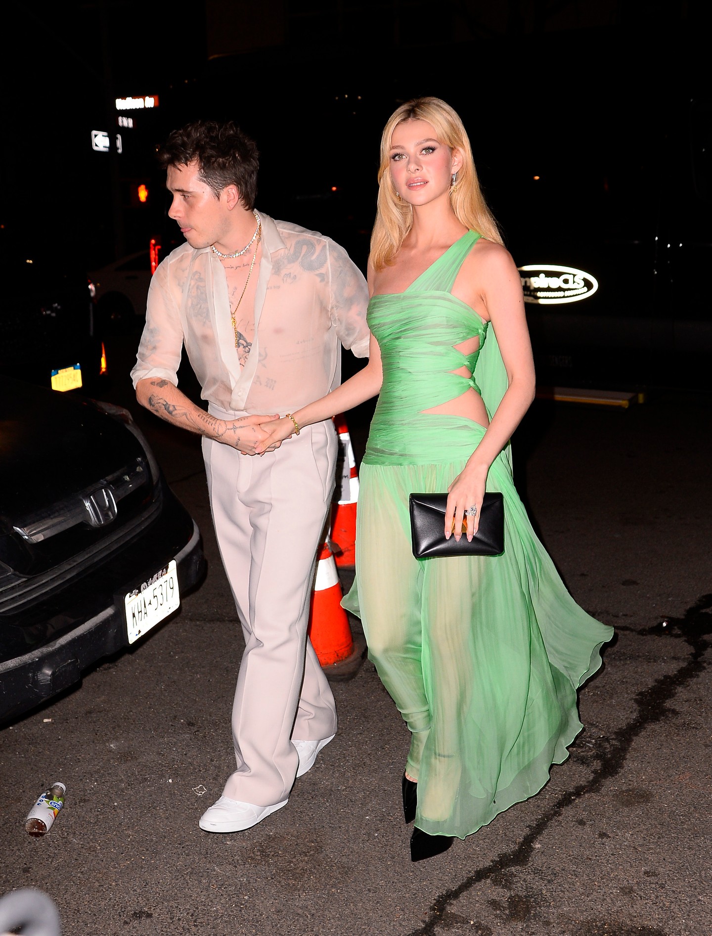 A gálát követő after party-n pedig egy zöld pucérruhában borzolta a kedélyeket. 