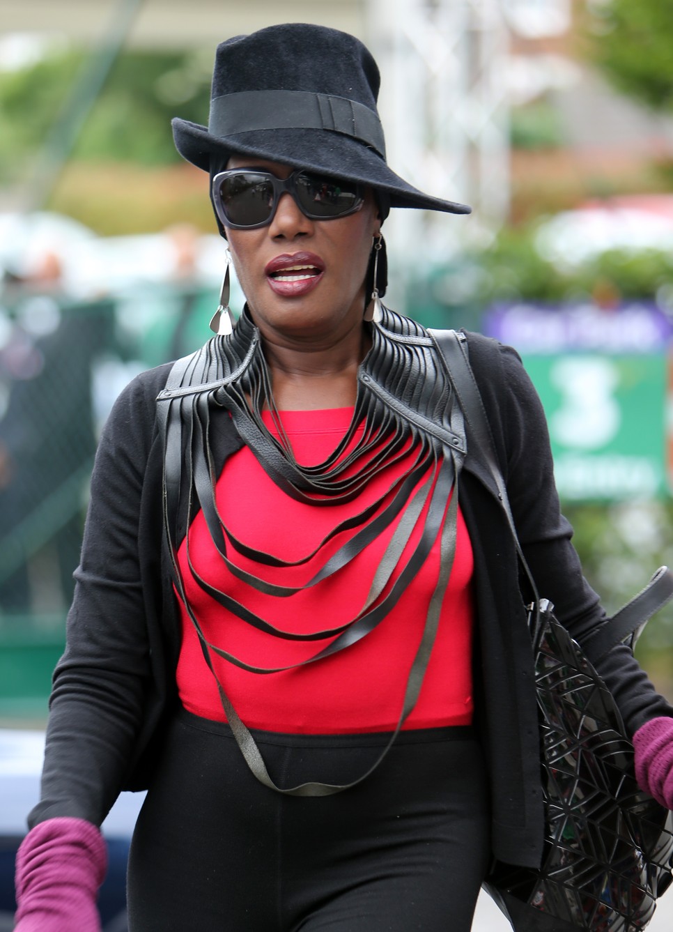 Grace Jones stílusát a mai napig meghatározza a feltűnő szín-, és mintaválasztás