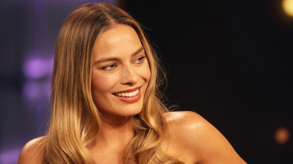 Margot Robbie új szintre emelte a merészség fogalmát, egy szál melltartóban jelent meg