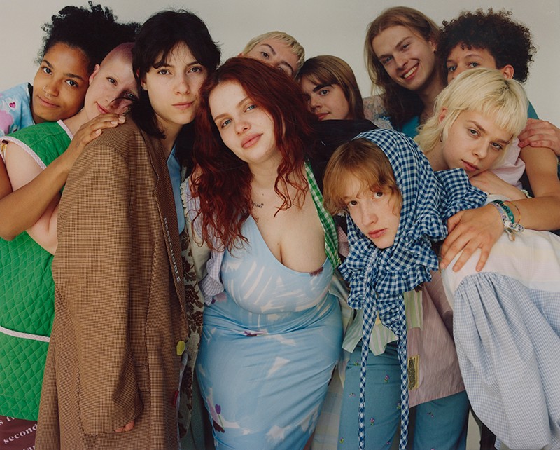 Kézi hímzések, gyöngyözések, kézi munka, törődés jellemzi ezeket aSecondland darabokat, amiket emiatt te is nagy becsben fogsz tartani.