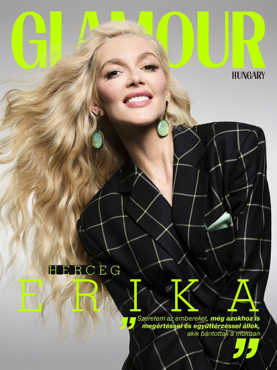 Herceg Erika digitális címlap – Öltöny KISSMARK, Fülbevaló PARFOIS