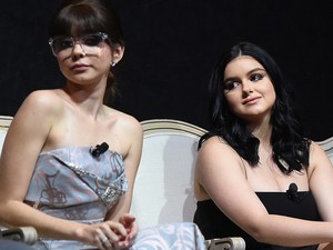 Nem csalódtunk: Ariel Winter totál átlátszó ruhában pózolt Sarah Hyland mellett
