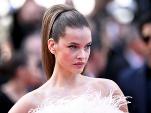 Palvin Barbara testhez simuló estélyiben tündököl, melltartót sem vett fel alá