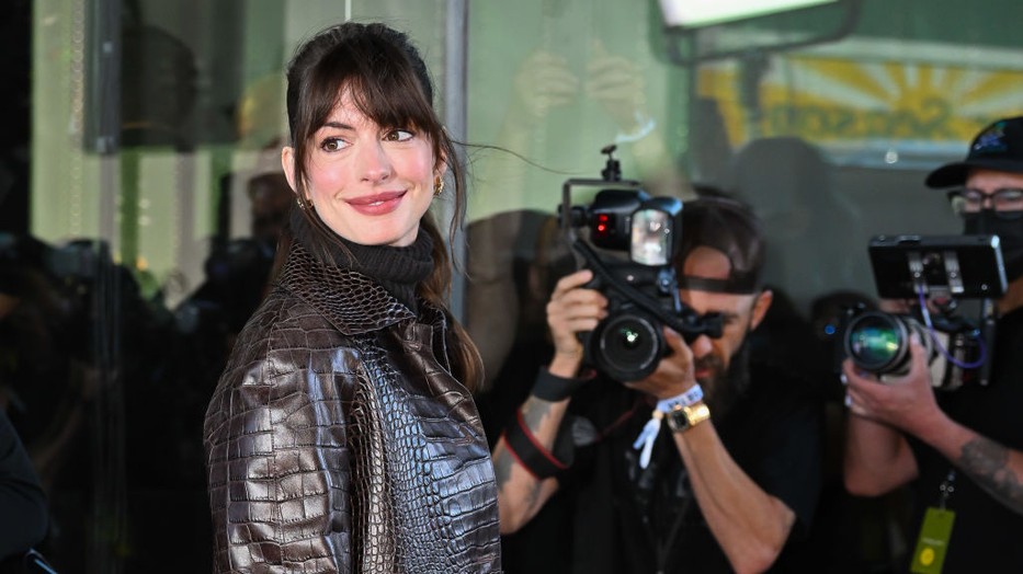 Anne Hathaway a vörös szőnyegen bizonyította be, hogy a legegyszerűbb ruhával is le lehet tarolni 