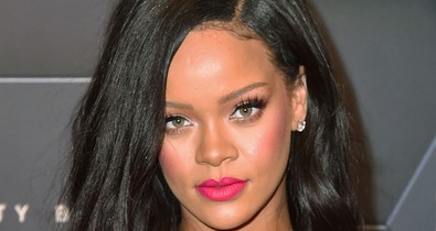 Szerdánként Rihanna is rózsaszínt visel, ráadásul latexet