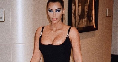 Sok mindent láttunk már Kim Kardashiantól, de ilyen közelről még nem láthattad AZT a testrészét...