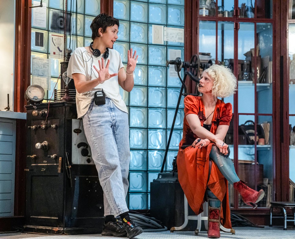 A kritikusok véleménye szerint Jessie Buckley alakítása menti meg A menyasszony című produkciót, ami épp most fut a mozikban