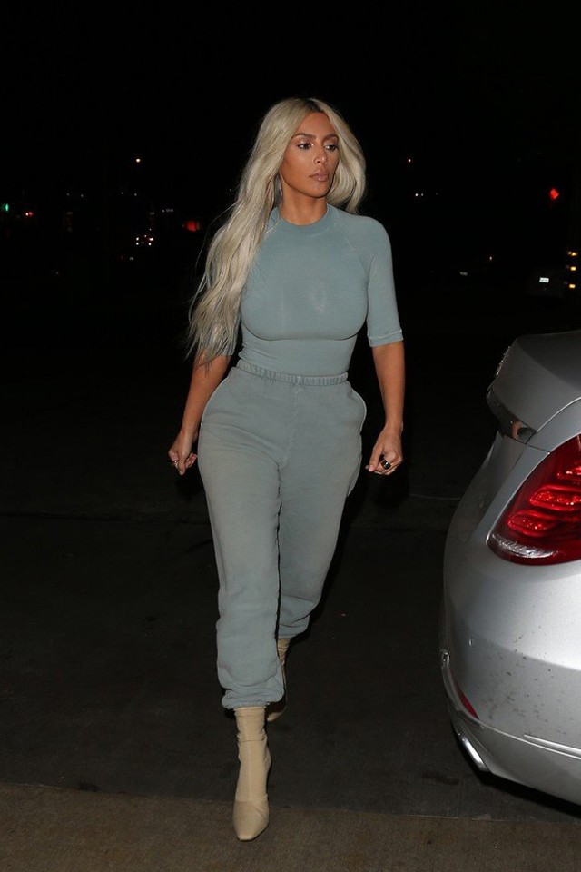 Őrület! Kim Kardashian 17 különböző szettbe öltözött át 24 óra alatt