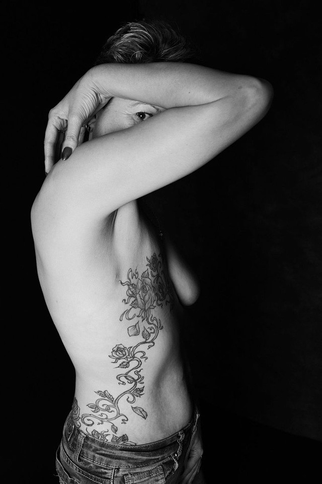 Elképesztő fotósorozatot készítettek a mellrák túlélőiről