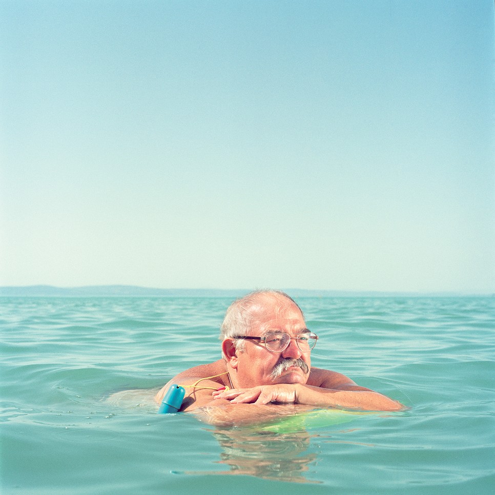 Pályi Zsófia azt a határtalan horizontot szerette volna megjeleníteni képein, amely visszaadja a magyar emberek tenger iránti vágyát