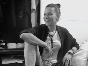 Otthon sem áll meg a munka