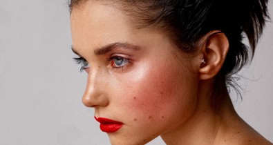 Viselj piros rúzst, és szólalj fel a nőkkel szembeni erőszak ellen!