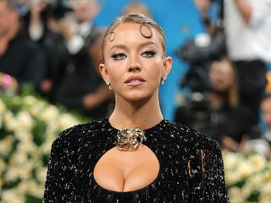 Sydney Sweeney ruhája nem sokat hagyott a képzeletre, hatalmas feltűnést keltett a merész darabban