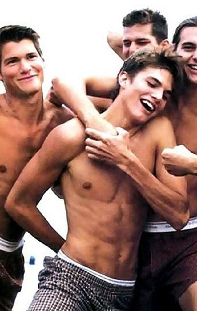 Ugye ismerős ez a helyes kockás hasú fiú, akit ölelgetnek a haverok? Ashton Kutcher sok más hollywoodi hírességhez hasonlóan az Abercrombie & Fitch modelljeként kezdte