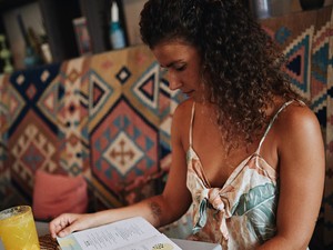 Kozák Alexandra mai szettjétől egyből egy egzotikus helyre vágyunk