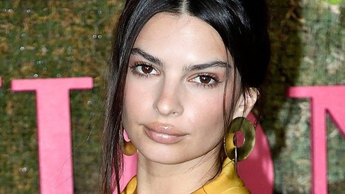 Emily Ratajkowski bugyiszoknyája a jó ízlés minden határát átlépte...