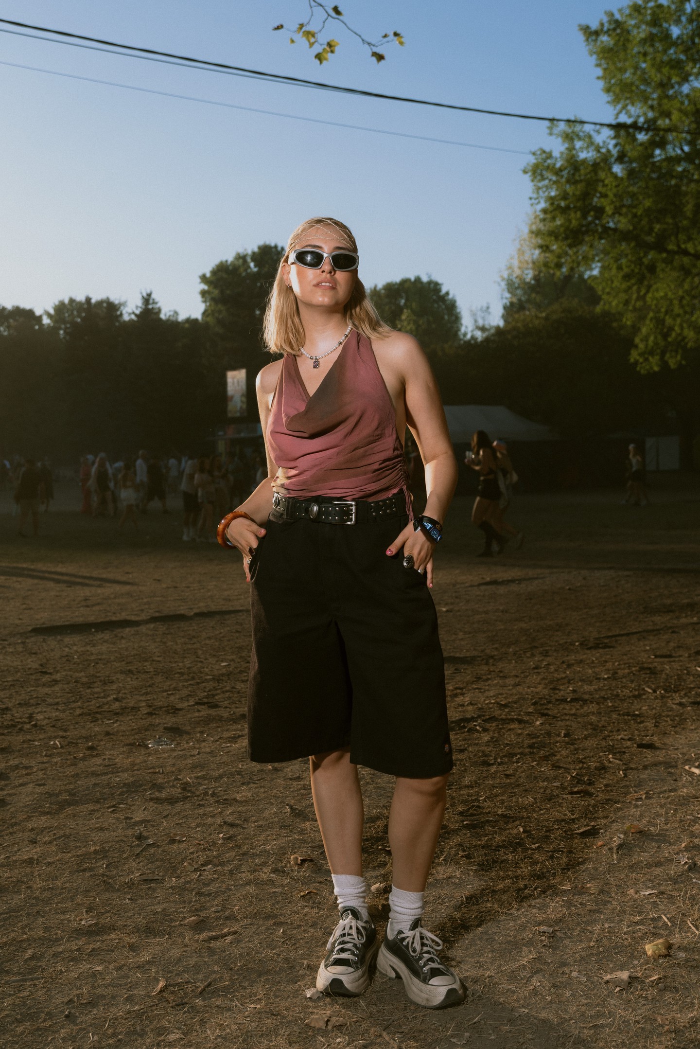 Ez a szett nagyon laza, kényelmes és könnyed hatást kelt, amit a bő szabású fekete bermuda és a sportcipő tesz igazán vagánnyá. A bordó, lágy esésű felső pedig egy nőies csavart ad az egésznek.