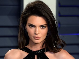 Kit érdekelnek a díjak? Kendall Jenner a szeméremdombját mutogatta az Oscar-partin