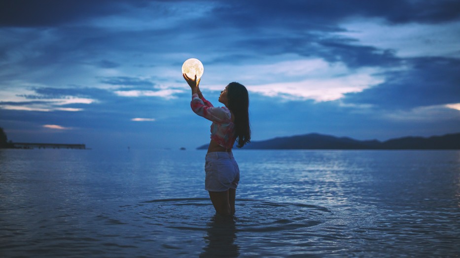 Mutatjuk, hogyan rezeg együtt a természettel egy igazi boszorkány 