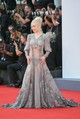 Phoebe Bridgers a filmfesztivál legmerészebb darabjában, egy szürke Alexander McQueen pucérruhában keltett óriási feltűnést. 