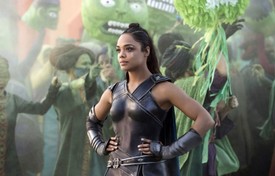 A Disney állítólag egy vagyont fizetett Tessa Thompson élethű parókájáért a Thor: Ragnarök című mozifilm forgatása során. Néhány jelenetet ugyanis újra kellett venni, abban az időben a színésznő viszont már egy másik projektjén dolgozott, a forgatókönyv pedig megkövetelte, hogy radikális változáson essen át a frizurája: egészen pontosan narancsos árnyalatban ragyogtak gyűrűgöndör fürtjei. Így tetszett vagy sem, a stáb parókával oldotta meg a dolgot.