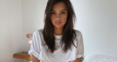 Emily Ratajkowski újabban Diana hercegné stílusát koppintja