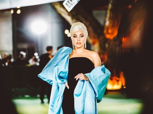 Lady Gaga új csavart adott a kis feketének
