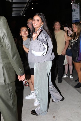 Selena Gomez melegítőben üdvözli a rajongóit a 2023-as VMA előtt Manhattanben